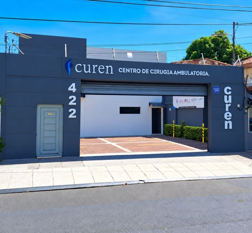 Edificio de la Clínica CUREN en San Salvador